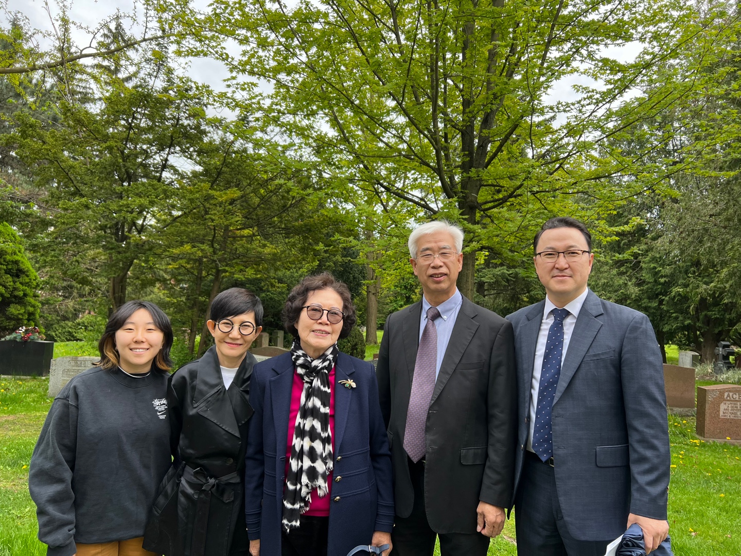 에리스여사 묘비 제막식에서 부 총영사와 김만홍 목사와.jpg